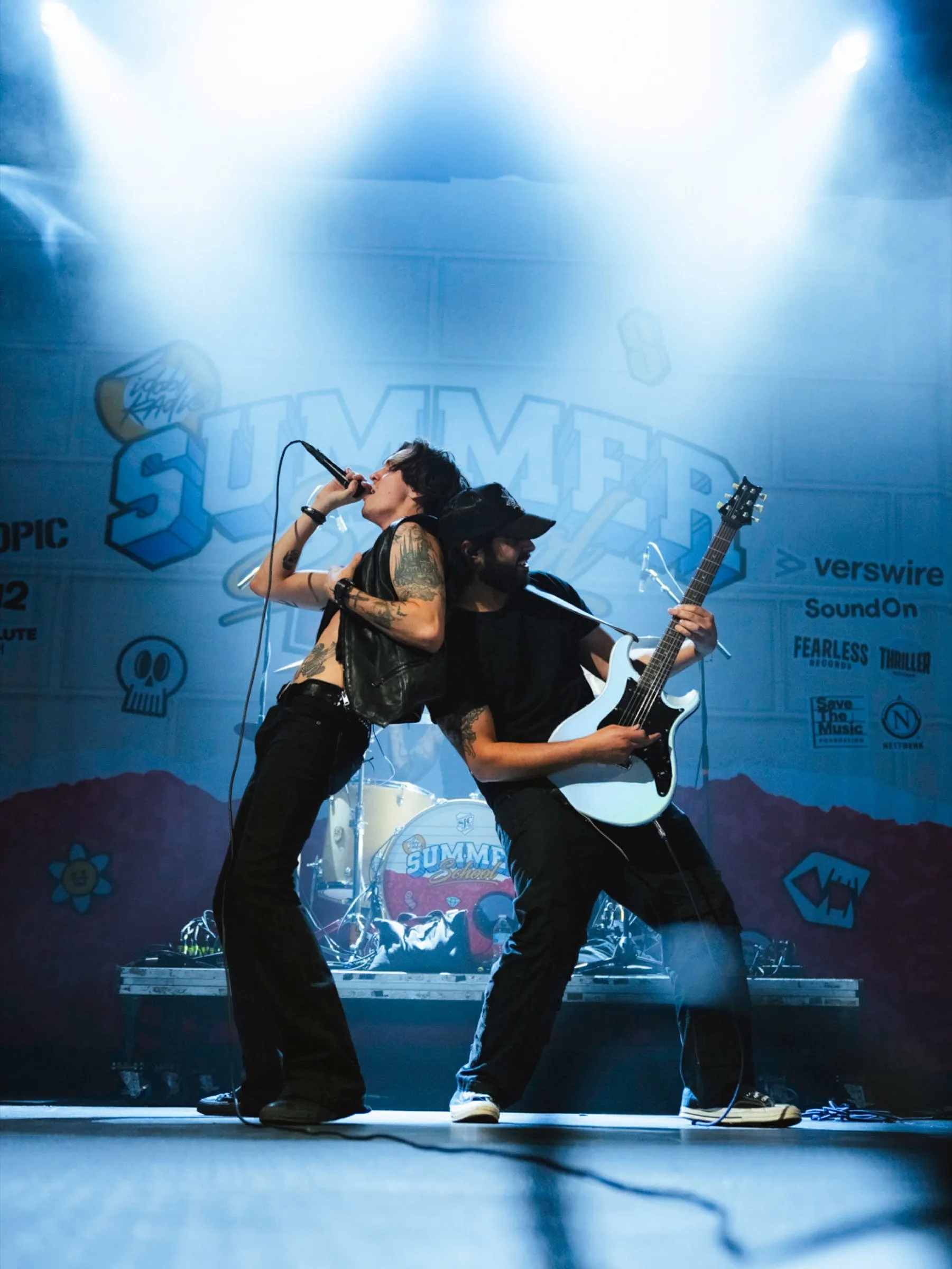 Amin Mortada performing back-to-back with vocalist on stage